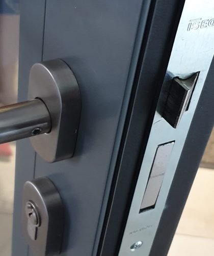 Wskazówki dotyczące konserwacji zamków do drzwi w domu 8 - WiadomościHandlowe.com.pl wskazowki dotyczace konserwacji zamkow do drzwi w domu Wskazówki dotyczące konserwacji zamków do drzwi w domu - Wiadomości Handlowe