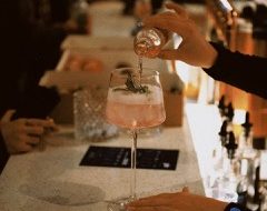 Polacy piją inaczej niż kiedyś: nie chcemy już „byle czego”. Ginnery Gin o tym, jak zmienia się polska kultura picia