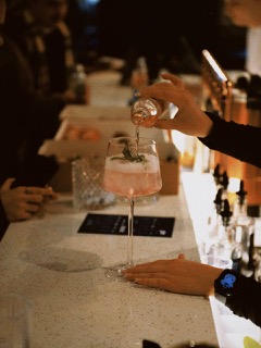 Polacy piją inaczej niż kiedyś: nie chcemy już „byle czego”. Ginnery Gin o tym, jak zmienia się polska kultura picia 13 - WiadomościHandlowe.com.pl Polacy piją inaczej niż kiedyś: nie chcemy już „byle czego”. Ginnery Gin o tym, jak zmienia się polska kultura picia