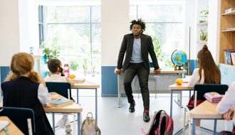 dlaczego-dzieci-ucza-sie-skuteczniej-w-ruchu-co-mowia-badania-i-obserwacje-nauczycieli