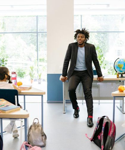 dlaczego-dzieci-ucza-sie-skuteczniej-w-ruchu-co-mowia-badania-i-obserwacje-nauczycieli