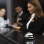 Kryzys w hotelarstwie Tak. Oszczednosci kosztem zalogi Nigdy Kryzys w hotelarstwie? Tak. Oszczędności kosztem załogi? Nigdy - Wiadomości Handlowe