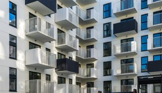 Zima nie dyktuje już warunków. Jak prefabrykacja zmienia oblicze nowoczesnego budownictwa?