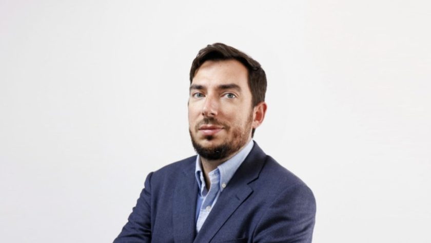 Tomek Szklarski 2 Alarm na rynku pracy - aż 7 na 10 pracowników czuje się niedocenianych - Wiadomości Handlowe