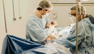 krew-podczas-porodu-ile-tracimy-i-kiedy-to-moze-byc-niebezpieczne