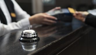 Oszczedzanie na pracownikach W tej branzy to nie do pomyslenia W hotelarstwie nie można oszczędzać na pracownikach - Wiadomości Handlowe