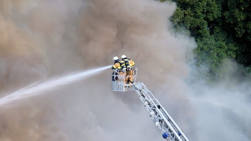 Pożar zaczyna się długo przed pierwszym płomieniem. Jak przygotować obiekt, zanim kryzys sprawdzi jego odporność? 1 - WiadomościHandlowe.com.pl Pożar zaczyna się długo przed pierwszym płomieniem. Jak przygotować obiekt, zanim kryzys sprawdzi jego odporność?