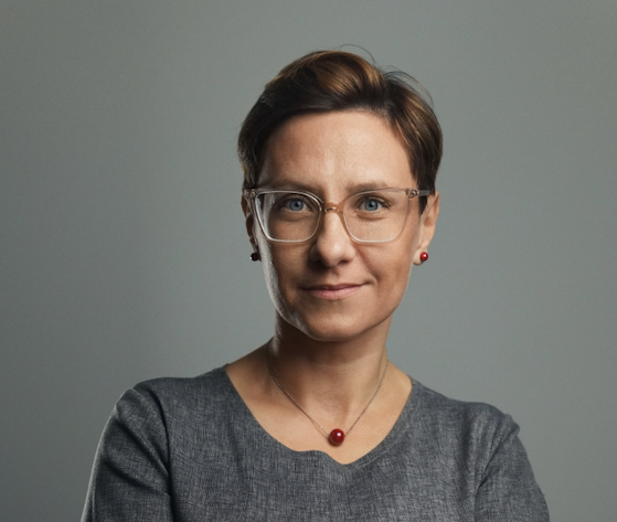 Cyfrowa dojrzałość zamiast technologicznej fascynacji. Dlaczego sama obsługa AI to za mało, by utrzymać się na rynku pracy? 1 - WiadomościHandlowe.com.pl Cyfrowa dojrzałość zamiast technologicznej fascynacji. Dlaczego sama obsługa AI to za mało, by utrzymać się na rynku pracy?