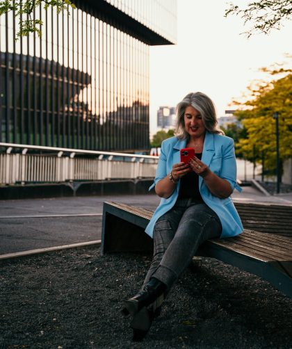 CZY BYCIE OFFLINE TO DZIŚ LUKSUS DLA WYBRANYCH? CO DZIEJE SIĘ Z NASZYM MÓZGIEM NA CYFROWYM DETOKSIE I JAK SKUTECZNIE ODPOCZĄĆ OD EKRANU? 4 - WiadomościHandlowe.com.pl CZY BYCIE OFFLINE TO DZIŚ LUKSUS DLA WYBRANYCH
