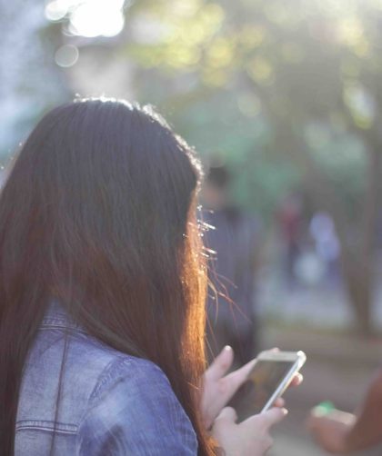 Wakacje bez telefonu? Dzieci zyskują znacznie więcej niż tylko mniej czasu przed ekranem 4 - WiadomościHandlowe.com.pl wakacje-bez-telefonu-dzieci-zyskuja-znacznie-wiecej-niz-tylko-mniej-czasu-przed-ekranem