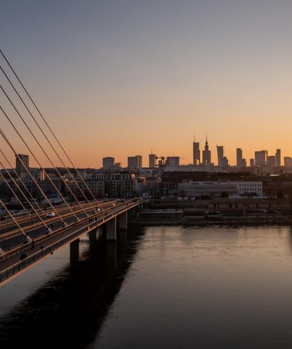 Nocna prohibicja w Warszawie: Pierwsze tygodnie pełnego zakazu. Jak nowe przepisy zmieniają nocne życie stolicy? 4 - WiadomościHandlowe.com.pl Nocna prohibicja w Warszawie Pierwsze tygodnie pełnego zakazu. Jak nowe przepisy zmieniają nocne życie stolicy