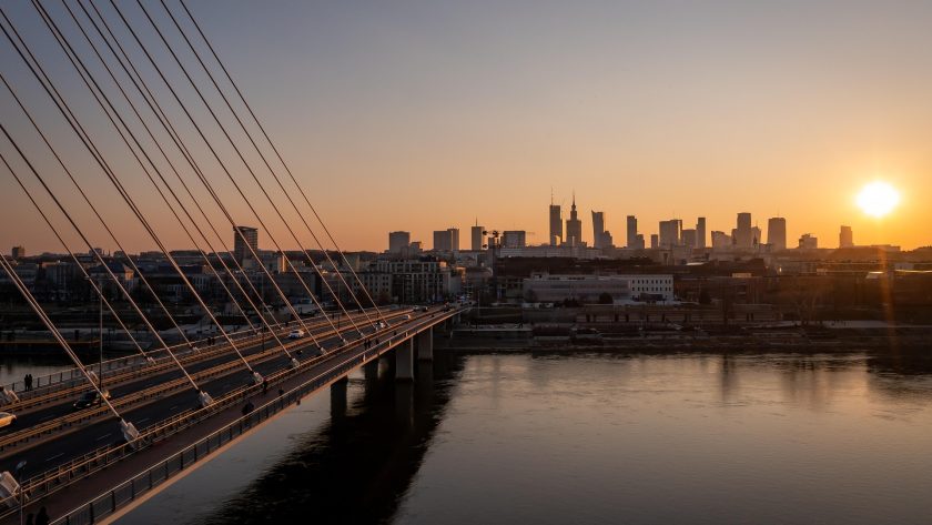 Nocna prohibicja w Warszawie: Pierwsze tygodnie pełnego zakazu. Jak nowe przepisy zmieniają nocne życie stolicy? 1 - WiadomościHandlowe.com.pl Nocna prohibicja w Warszawie Pierwsze tygodnie pełnego zakazu. Jak nowe przepisy zmieniają nocne życie stolicy