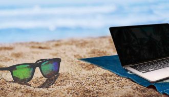 laptop-z-widokiem-na-morze-a-dane-na-widoku-dlaczego-praca-z-plazy-moze-skonczyc-sie-wiekszym-stresem-niz-powrot-z-urlopu