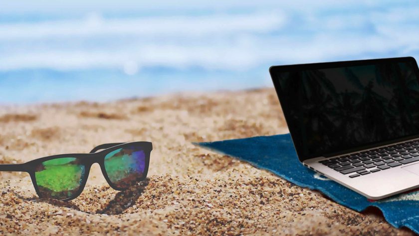 Laptop z widokiem na morze, a dane… na widoku? Dlaczego praca z plaży może skończyć się większym stresem niż powrót z urlopu 1 - WiadomościHandlowe.com.pl laptop-z-widokiem-na-morze-a-dane-na-widoku-dlaczego-praca-z-plazy-moze-skonczyc-sie-wiekszym-stresem-niz-powrot-z-urlopu