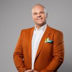 Pracownicy rezygnują przez brak relacji, nie brak benefitów. Jak zbudować silny zespół na lata?