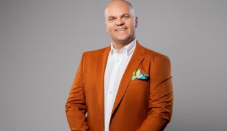 Pracownicy rezygnują przez brak relacji, nie brak benefitów. Jak zbudować silny zespół na lata?